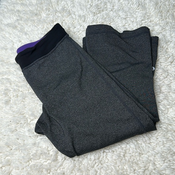 Lululemon Charcoal Cropped Capri Leggings Slight Flare EE28 - Picture 1 of 9